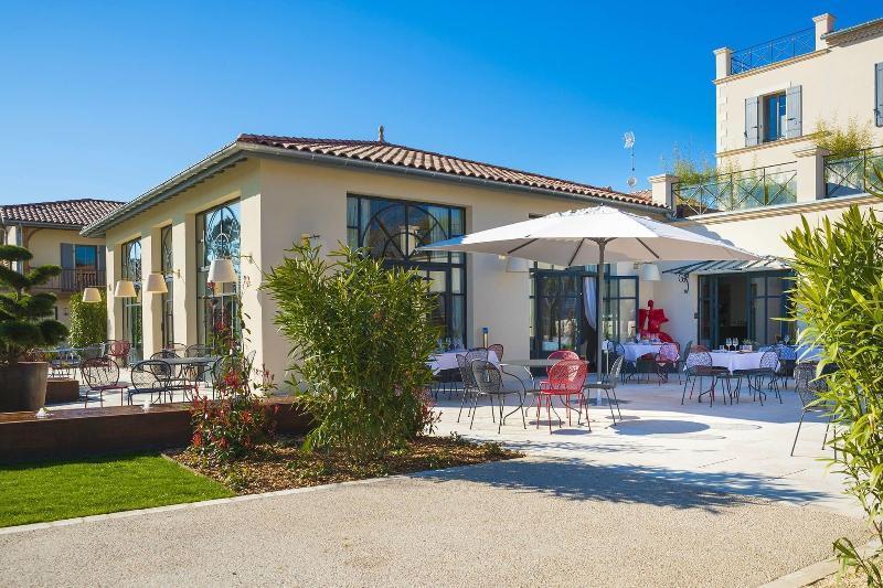 Clos Castel Villas Кастельжалу Экстерьер фото